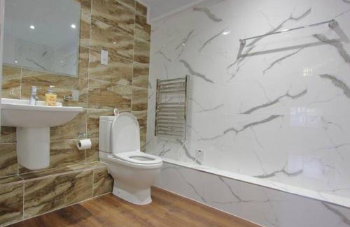 Reading City Centre Apartment | Gorgeous 2 Bed 2 Bath Flat and Parking by CozyNest