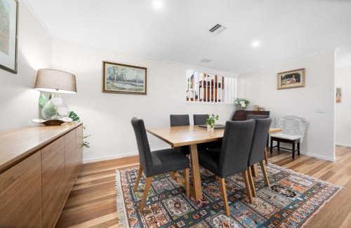 Kingston House | Gorgeous 2-Bed Townhouse with Patio, BBQ & Parking