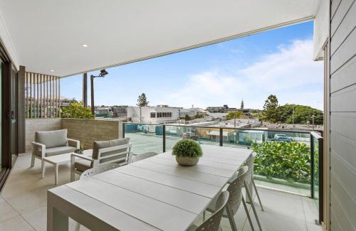 Bulimba Apartment | Gorgeous 3-Bed Apartment with City Views