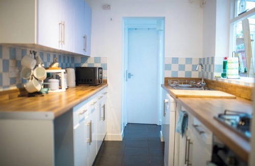 Reading City Centre Cottage | Gorgeous 3-bedroom Cottage by the River in Reading