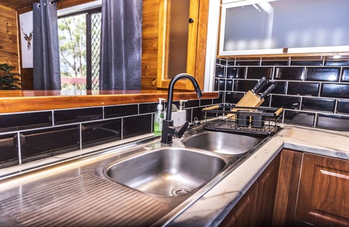 Blackbutt Cabin | Gorgeous 3 bedroom raked ceiling cabin