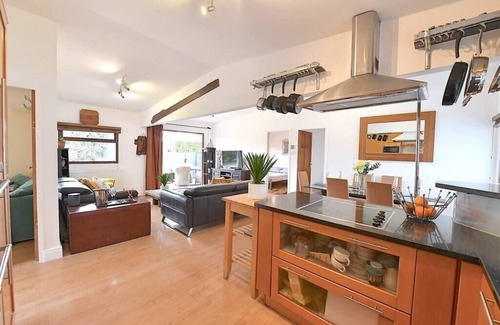 Guildford Cottage | Gorgeous 3BD Cottage with Parking Nr Guildford