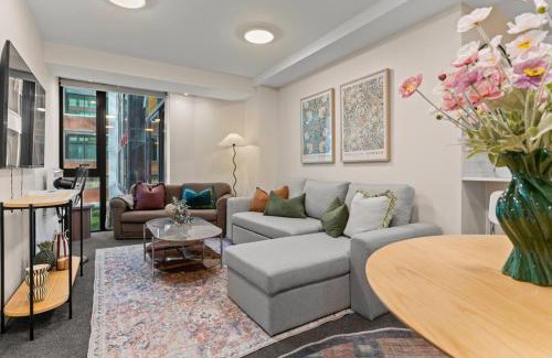 Auckland Central Business District Apartment | Gorgeous Abode With Pool and Parking near SkyTower
