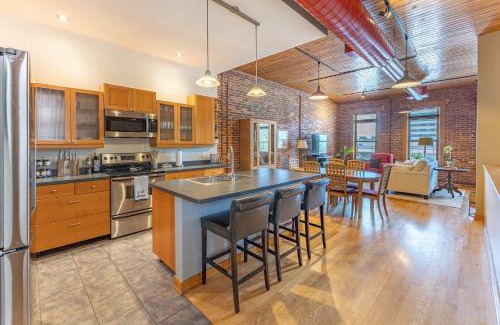Historic Downtown La Crosse Apartment | Gorgeous apartment across from La Crosse Center