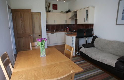 Gifford Apartment | Gorgeous Apartment with Stunning Views, Old Town. Family friendly.