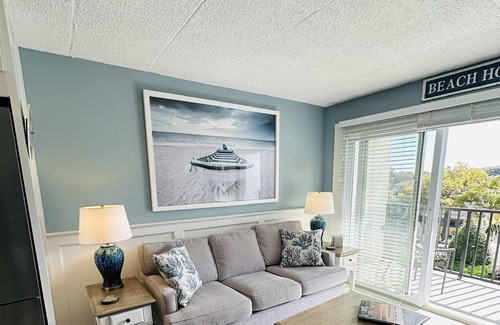 The Pines Condo | GORGEOUS & BEST IN TOWN! - Walk to Beach and Shops! Remodeled!