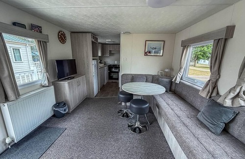 Hopton House | Gorgeous caravan with decking in Breydon Water Holiday Park, ref 10081B