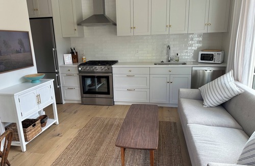 West Vancouver Cottage | Gorgeous Cottage retreat only steps to trails, beaches and local shops.
