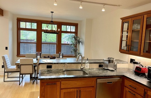 Amazon House | Gorgeous Craftsmen home blocks from University of Oregon Campus