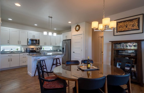 Southwest Bend House | Gorgeous Custom Home-w/AC, Office, BIG garage, Close to OLD MILL-River-Concerts!