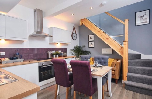 Kegworth Apartment | Gorgeous Duplex: Gym Access, SkyLink to Airport