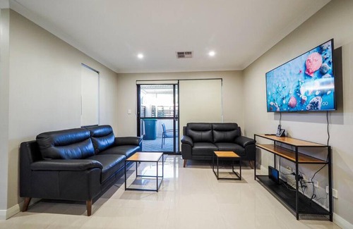 Westminster House | Gorgeous Family House near Shops