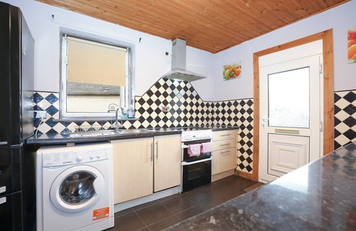 Gilmerton Bed & Breakfast | Gorgeous Family Room in Elegant Cottage