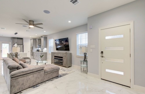 Spring Branch House | Gorgeous Family-sized Townhouse close to downtown!