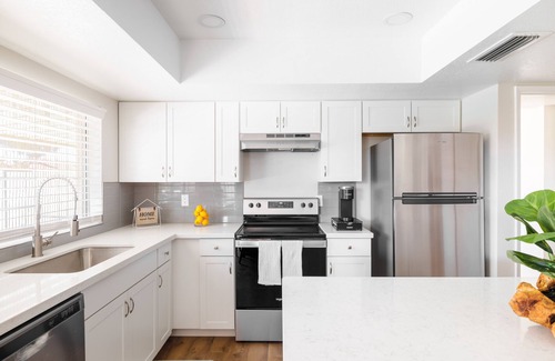 Glendale House | Gorgeous Fully remodeled Chic home w/a sparkling pool!