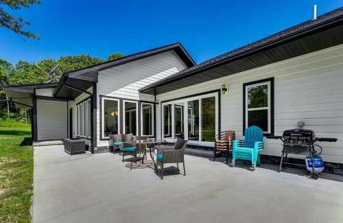 Harrison House | Gorgeous Harrison Getaway with Patio and Kayak!