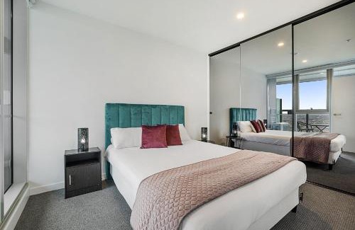 Moonee Ponds Apartment | Gorgeous High-Rise Unit with Sky Bar Pool and Gym