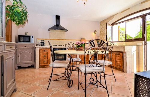 Boulbon House | Gorgeous home in Boulbon with kitchen