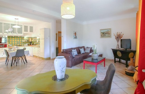 Eyguians House | Gorgeous home in Eyguians with WiFi