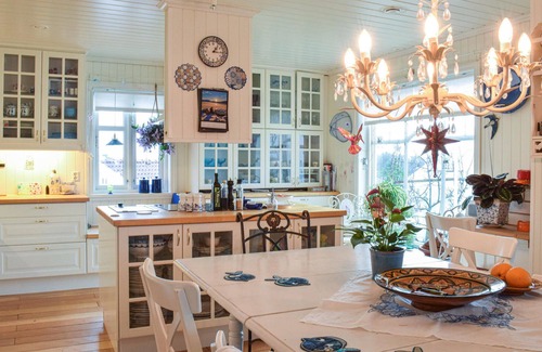 Fjell House | Gorgeous home in Fjell with WiFi