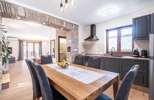 Grabri House | Gorgeous home in Roc with WiFi