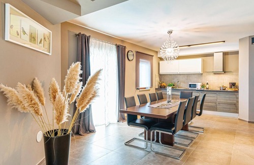 Heki House | Gorgeous home in Trosti with jacuzzi