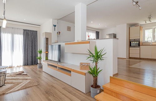 Zaton House | Gorgeous home in Zaton with WiFi