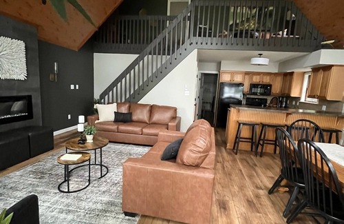 Drums Cabin | Gorgeous, newly renovated 5-bedroom LAKEFRONT Lodge!