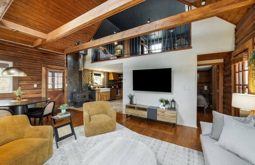 Lynchburg Cabin | Gorgeous Renovated Cabin on James River | Hot Tub