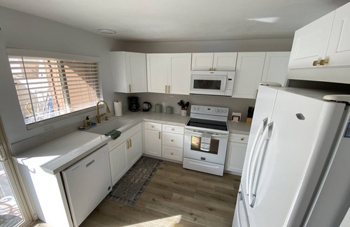 Baristo Condo | Gorgeous Renovated Palm Springs Condo Jan 2025 dates still available