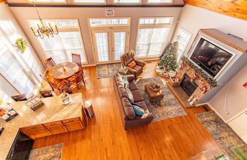 Morris Chapel Cabin | Gorgeous River Cabin King Beds Hot Tub Kayaks Fire Pit.