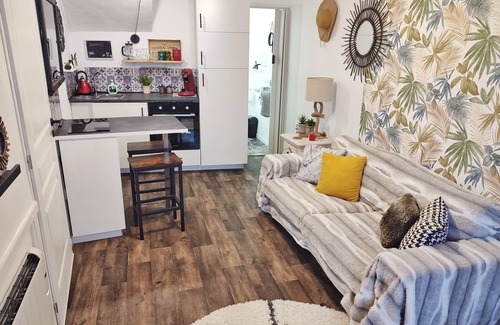Nyons Apartment | Gorgeous Studio apartment with Balcony - L'appartement de la rivière qui chante