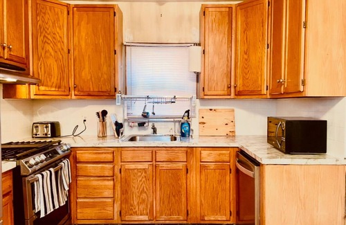 East Flatbush House | Gorgeous, Stylish, Spacious Duplex with Regal Vibes NO CLEANING FEE