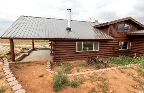 Blanding House | Gorgeous Wooden Rustic Cabin in Blanding, Utah