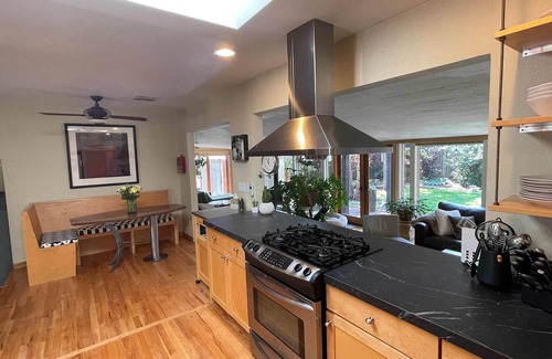 South Boulder House | Gorgeous Zen Retreat Home, Tranquil Garden & Hot Tub, Close to Hiking Trails