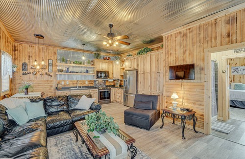 Rucker House | 'Grace Place' Clark House on Farm: Shared Hot Tub!