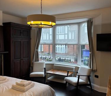 Tring Apartment | Grace's Guesthouse 68b