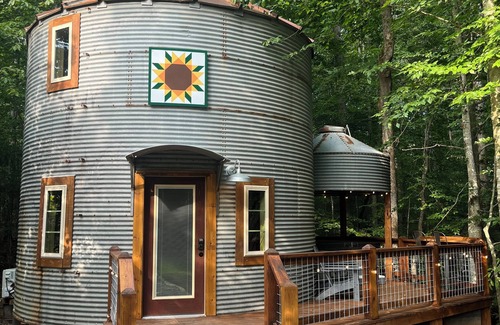 Shelby Apartment | Grain Bin Silo Tiny House with 1 bedroom, WiFi, AC and hot tub in Shelby