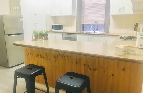 Stawell Apartment | Grampians Views Getaway★Heart of Stawell★CBD★Wifi★Netflix★Parking