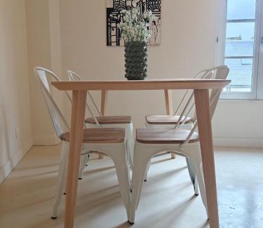 Chinon Apartment | Grand appart 2 chambres - Hyper centre - Calme