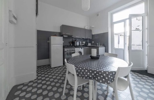 Champ-Capelet Apartment | Grand appartement avec terrasse, rdc, pkg gratuit