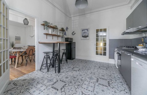 Champ-Capelet Apartment | Grand appartement design, 5' centre, pkg gratuit