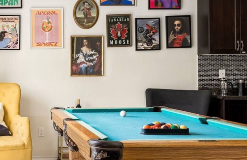 Durham Region Apartment | Grand family retreat w/7 BR, Pool Table & Hot Tub