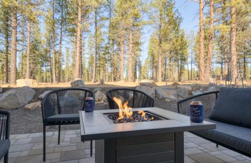 Sunriver House | Grand Fir by AvantStay Hot Tub and Firepit