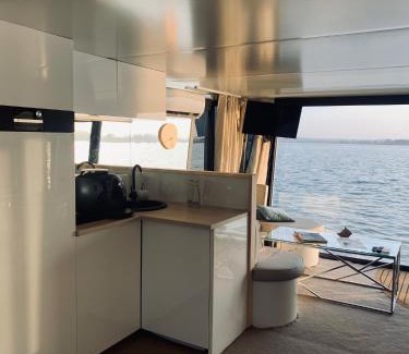 Uniescie Boat Rental | Grand HT Houseboats - domki na wodzie - sauna, jacuzzi, kominek