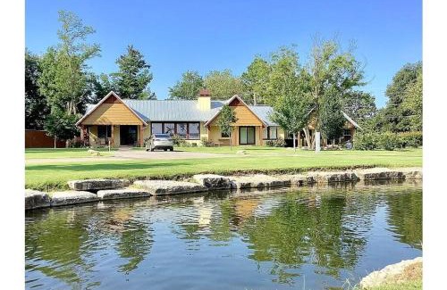 Vinita House | Grand Lake Reunion House-Community pool, hot tub, lake access