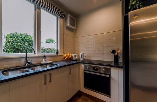 Merivale Villa | Grand Old Mansion - Sleeps 9