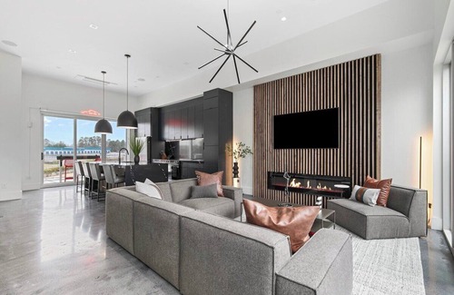 Dawsonville Villa | Grand Prix Grandeur at AMP