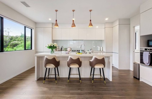 Fairview Heights House | Grand Retreat with spa, sauna & parking