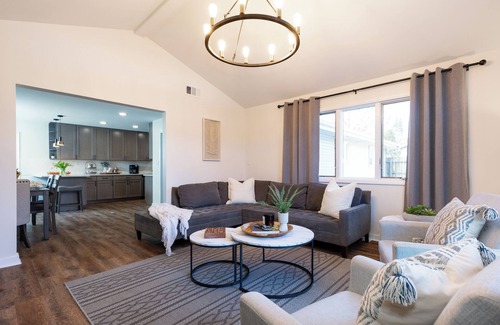 Fox Valley House | Grand Retreat/5 Bedrooms/Game Room